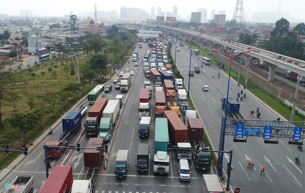 Xe cộ đặc kín trên xa lộ Hà Nội ngày cuối năm